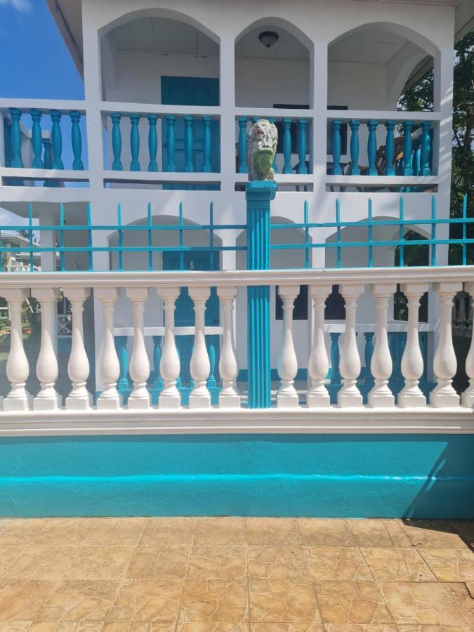 Los Delfines Hotel & Dive Center Little Corn Island Exterior photo