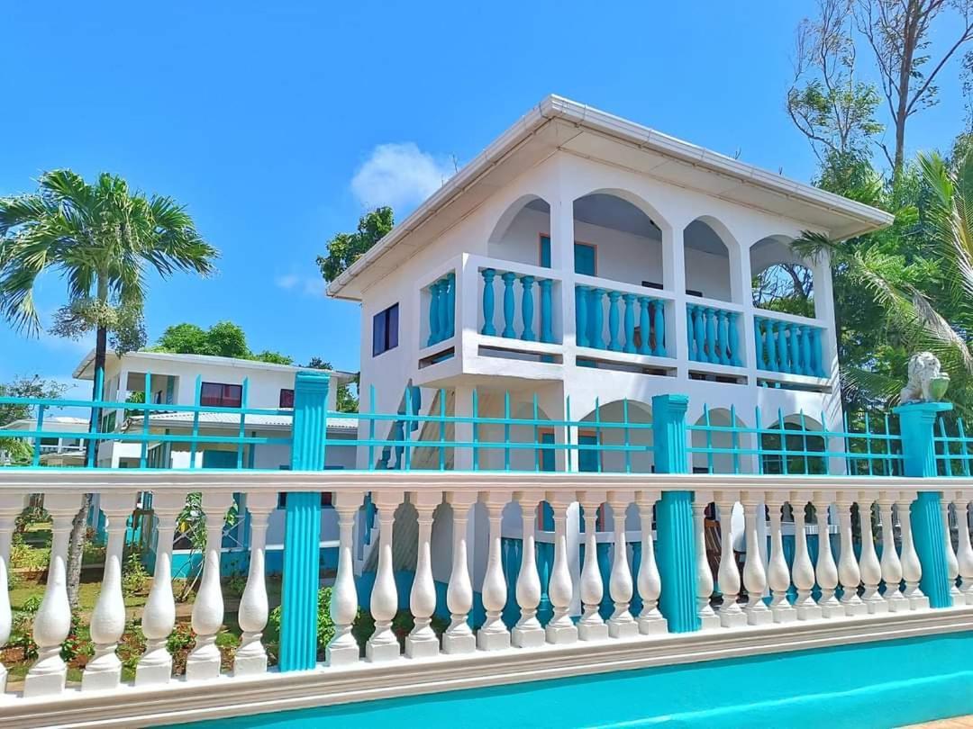 Los Delfines Hotel & Dive Center Little Corn Island Exterior photo
