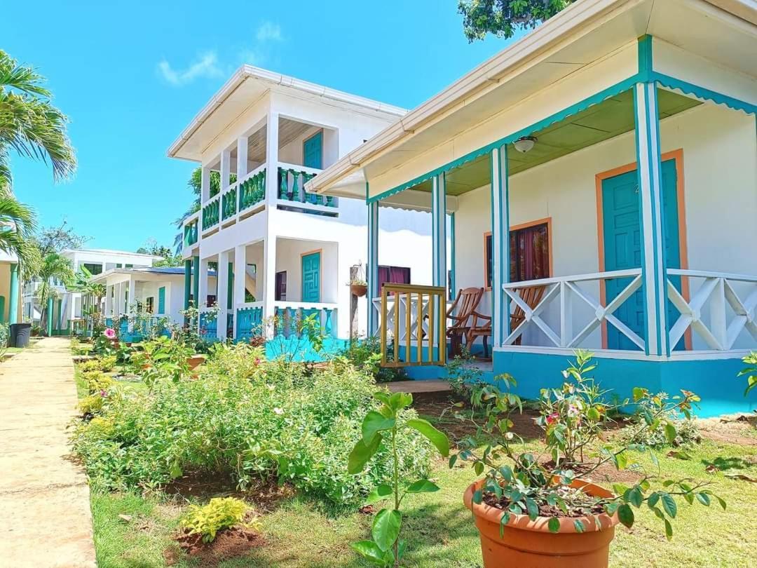 Los Delfines Hotel & Dive Center Little Corn Island Exterior photo
