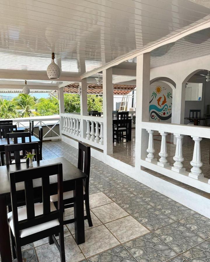 Los Delfines Hotel & Dive Center Little Corn Island Exterior photo